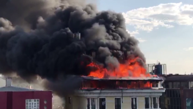 Ankara Maltepe'de bir otelin çatı katında yangın